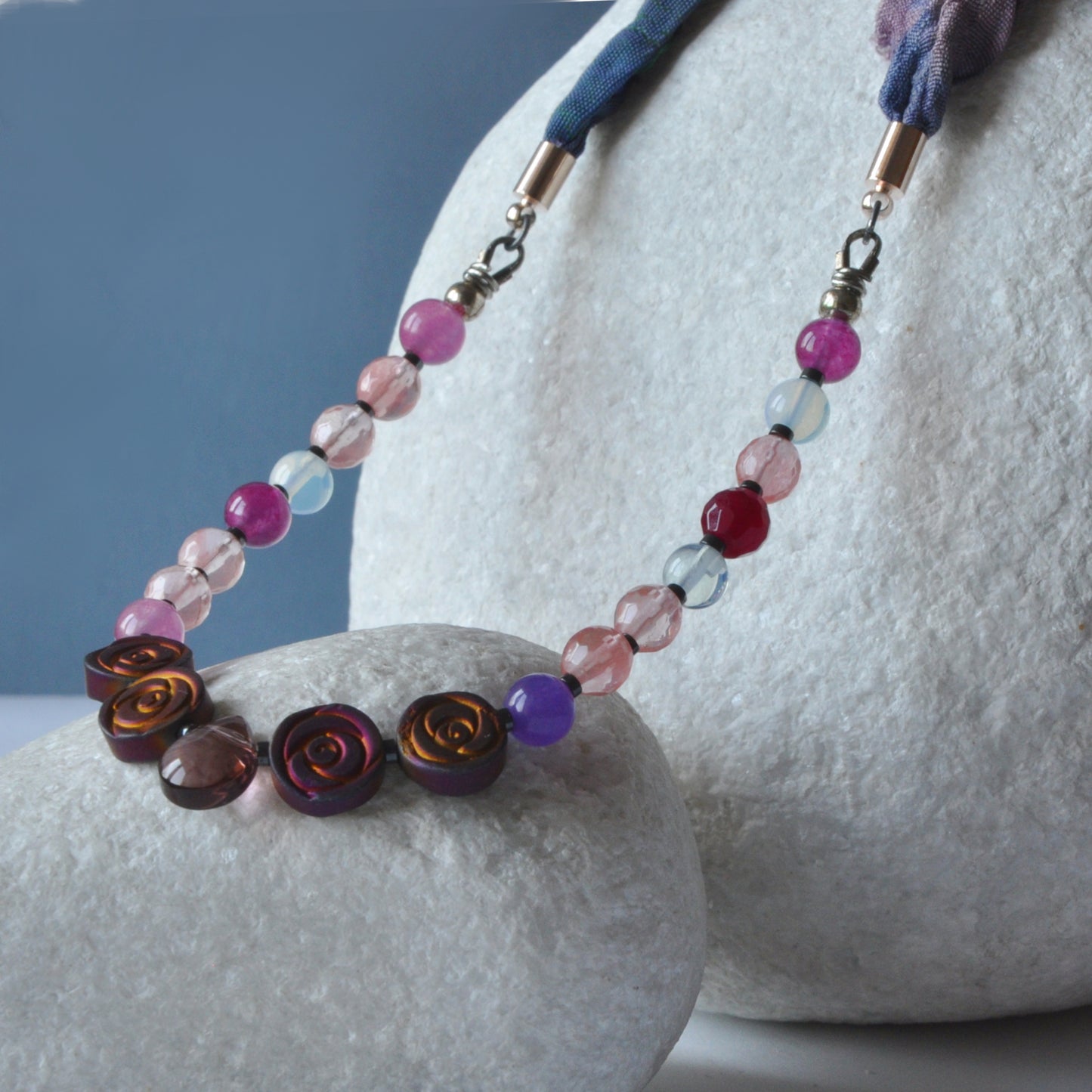 Necklace made of gemstones & sari strands 'Indian rose and Roses'