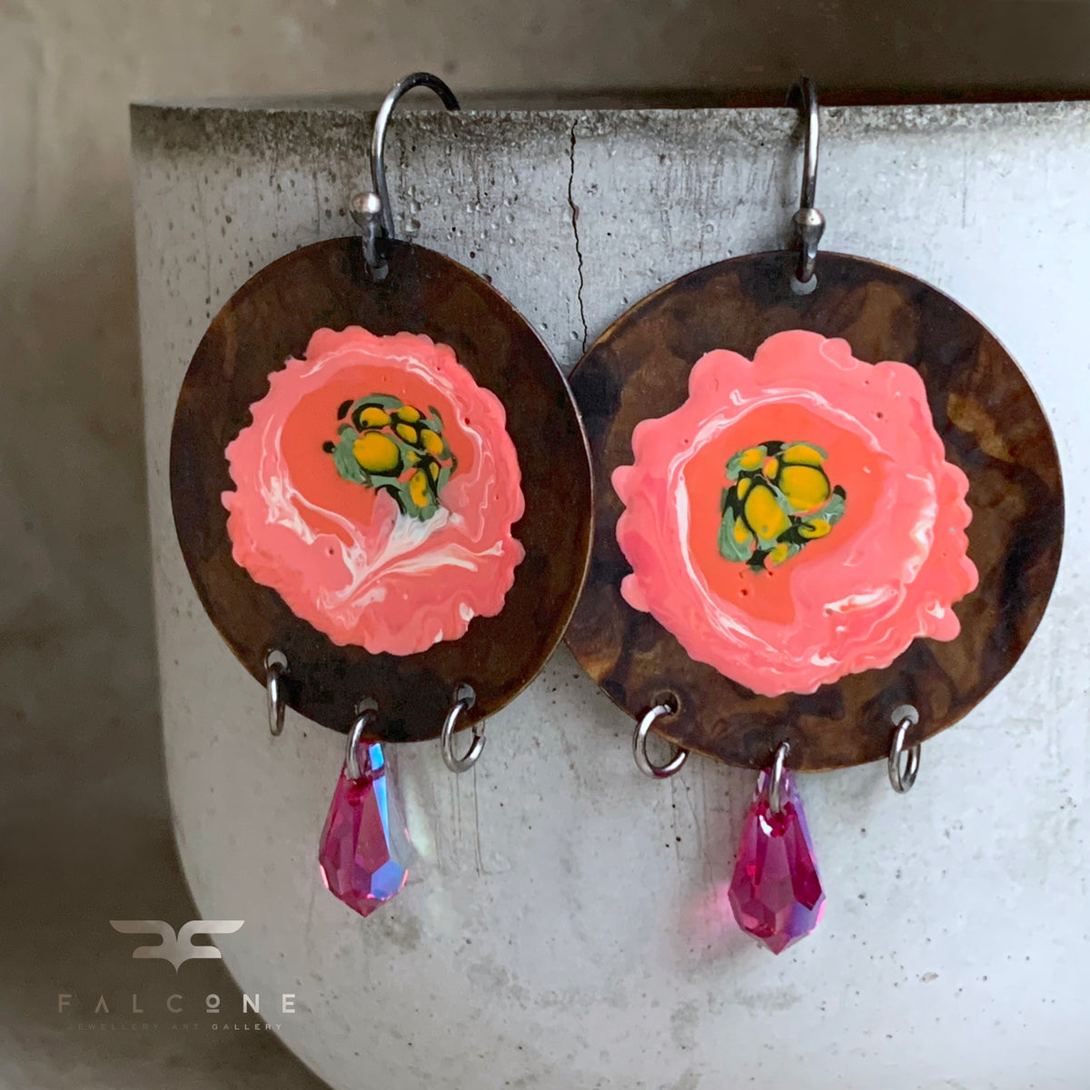 Pendientes de latón, cristales de Swarovski y plata de ley ‘Nenúfares rosas y Swarovski fucsia’