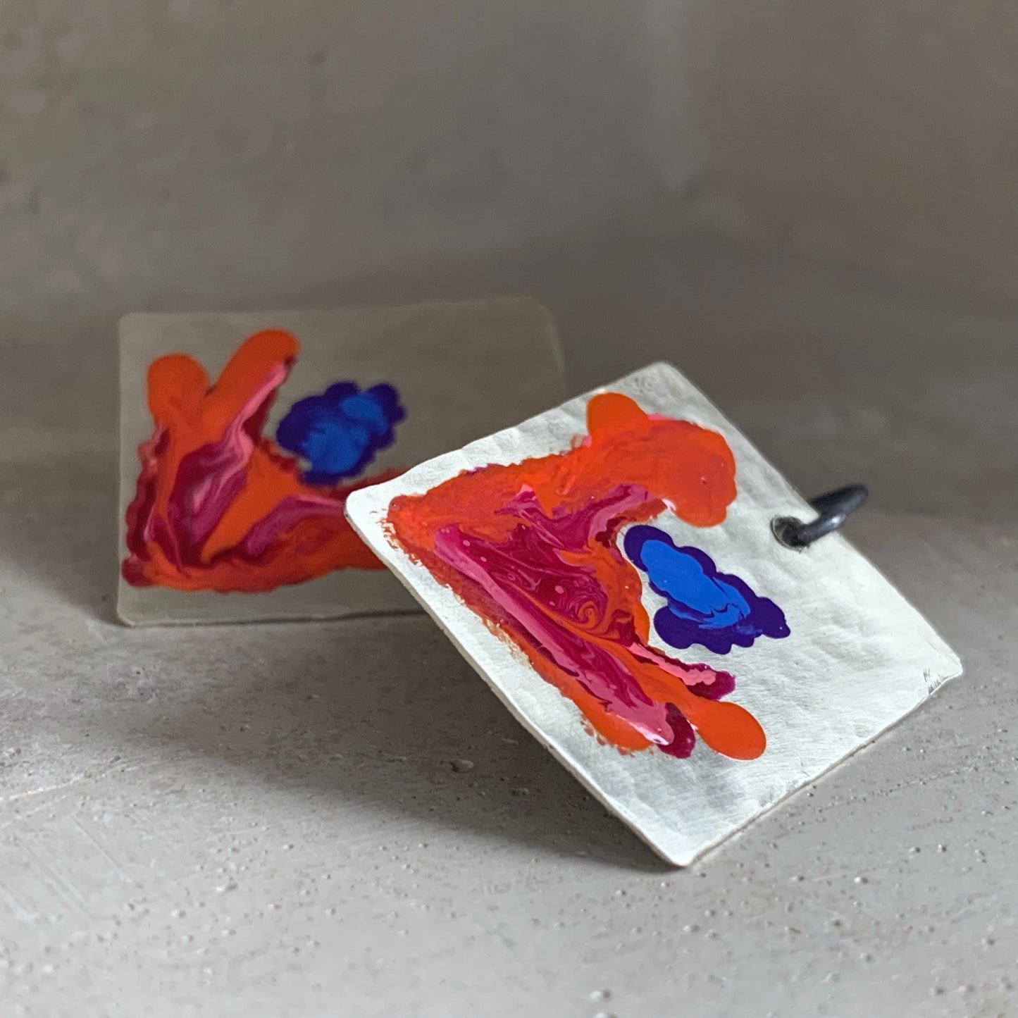 Pendientes hechos a mano de latón blanco 'Exotic Orange'