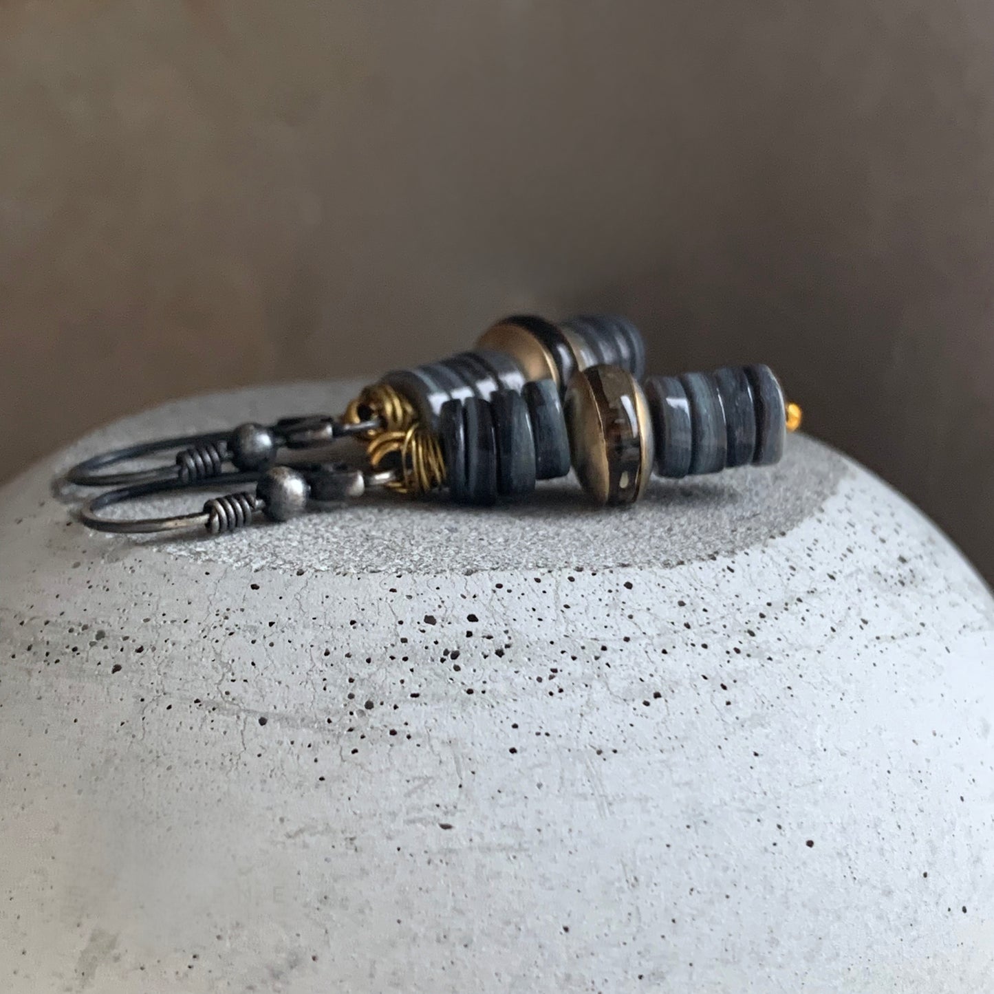 Pendientes de plata con concha gris y cuarzo ahumado 'Smoky Grey'