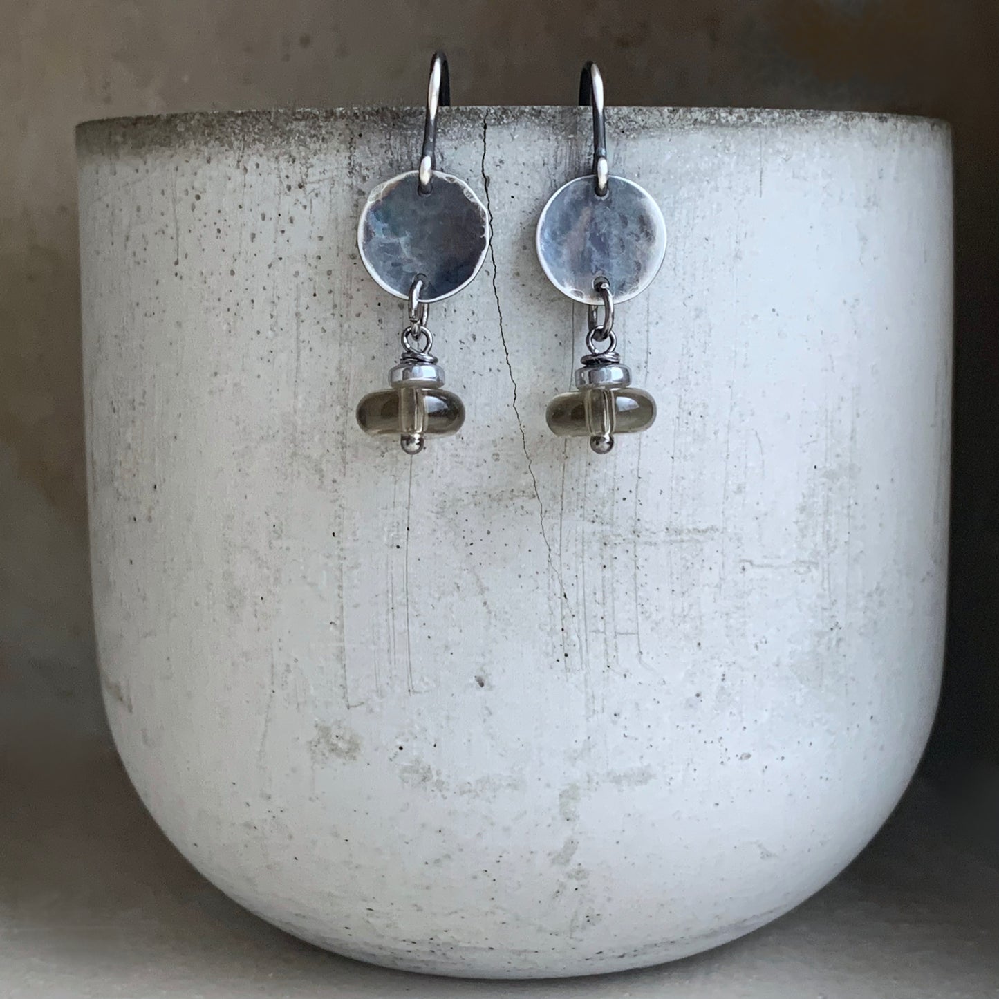 Pendientes de piedras preciosas y plata de ley 'Grises plateados con cuarzo ahumado'