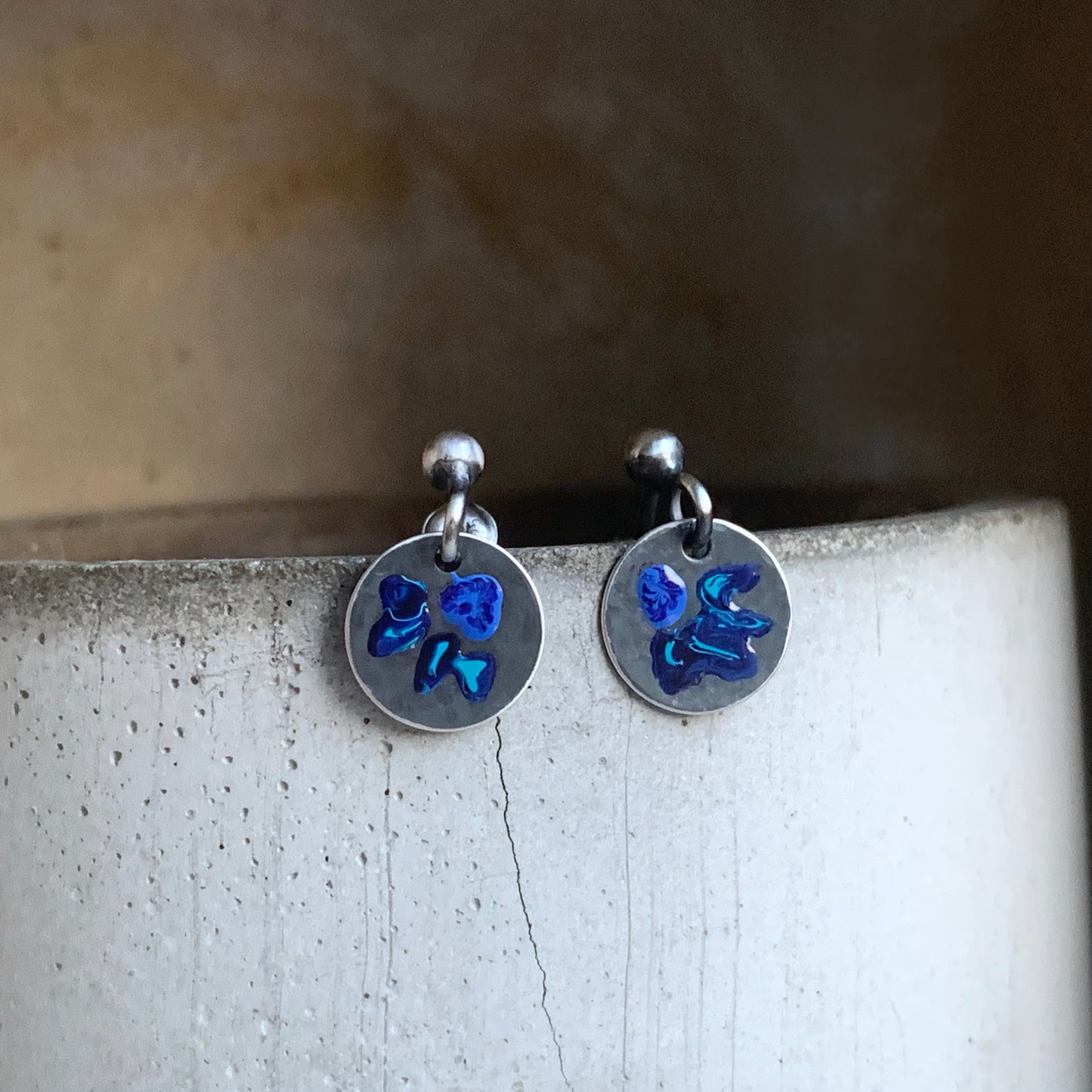 Pendientes de plata con esmalte 'Flores del campo - Azul noche oscuro'