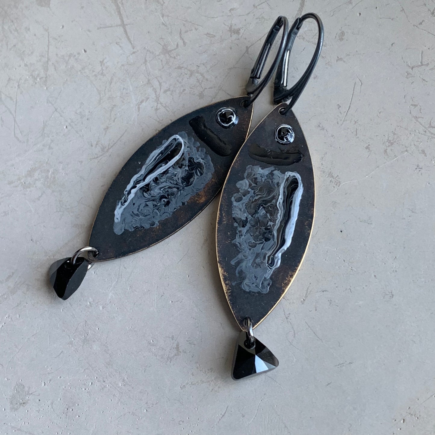 Pendientes de latón, plata y cristales Swarovski 'Blanco y negro – Pez ceniza oscura'
