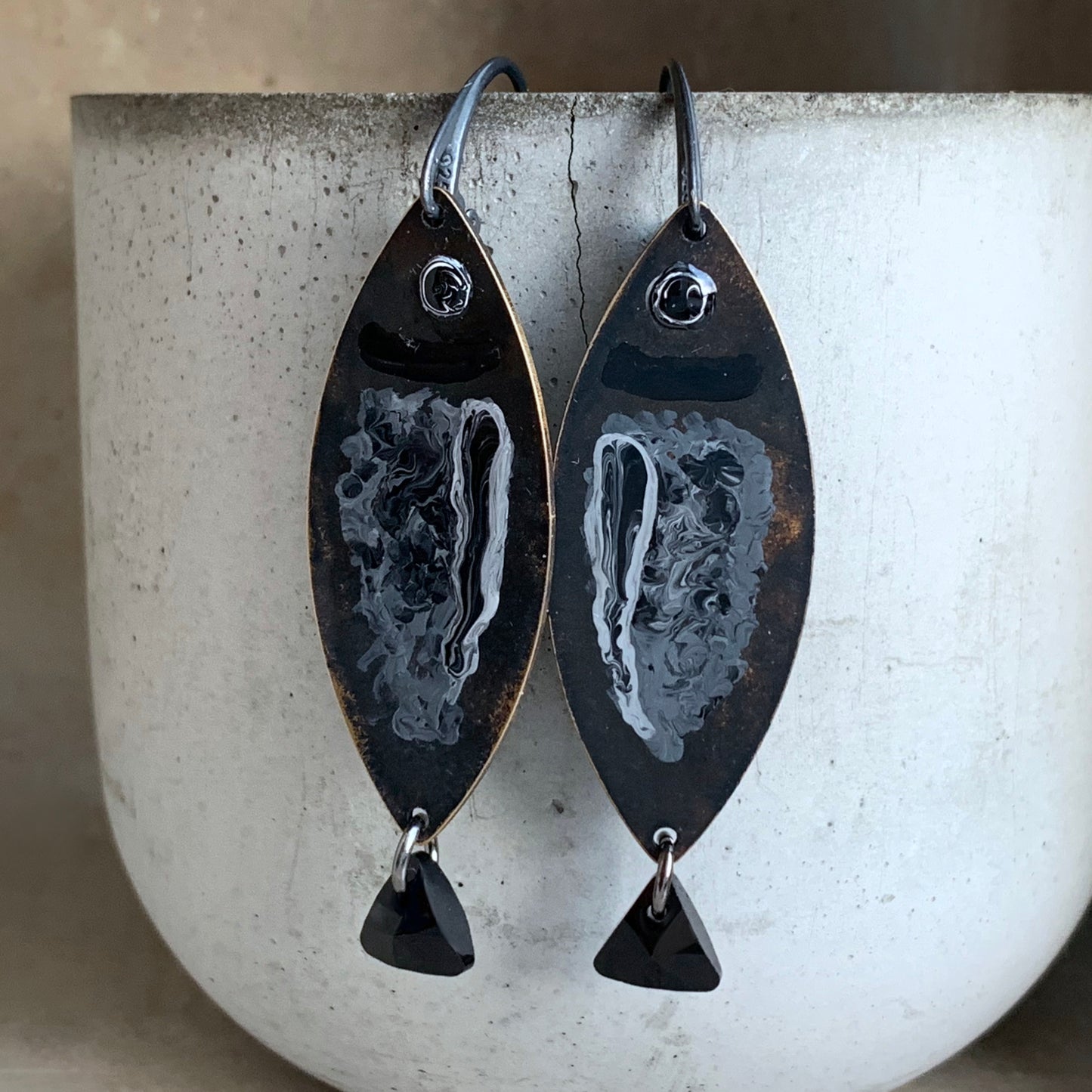 Pendientes de latón, plata y cristales Swarovski 'Blanco y negro – Pez ceniza oscura'