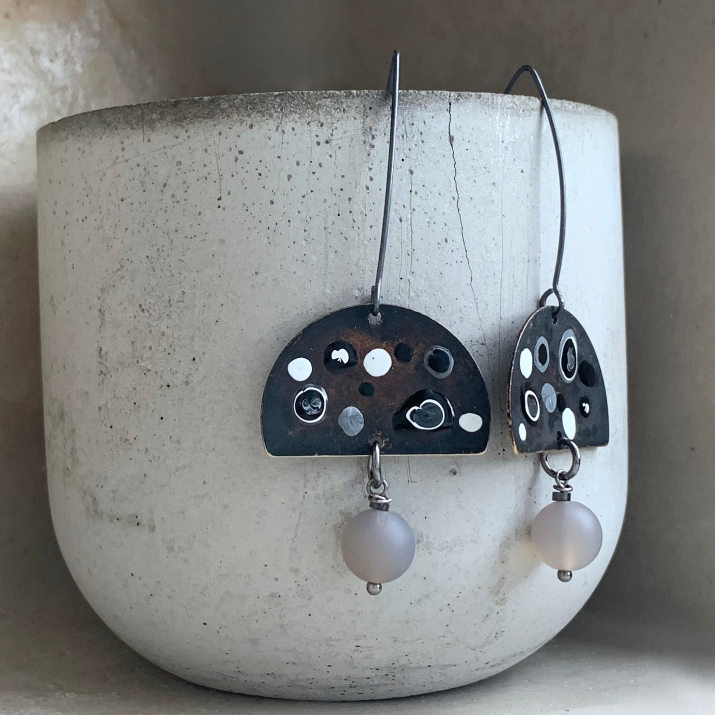 Pendientes de latón, minerales y plata 'Blanco y Negro – Puntos con Ágata Ahumada'