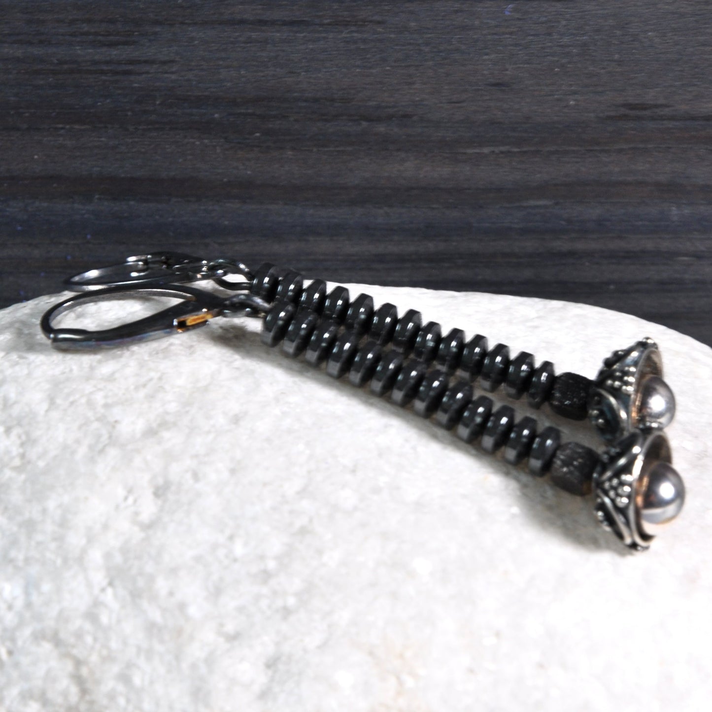 Pendientes artesanales de plata con hematites 'Black Silver Flower'