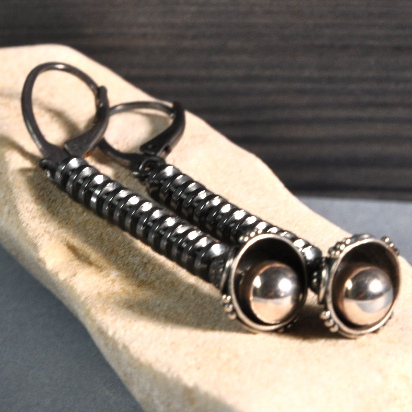 Pendientes artesanales de plata con hematites 'Black Silver Flower'