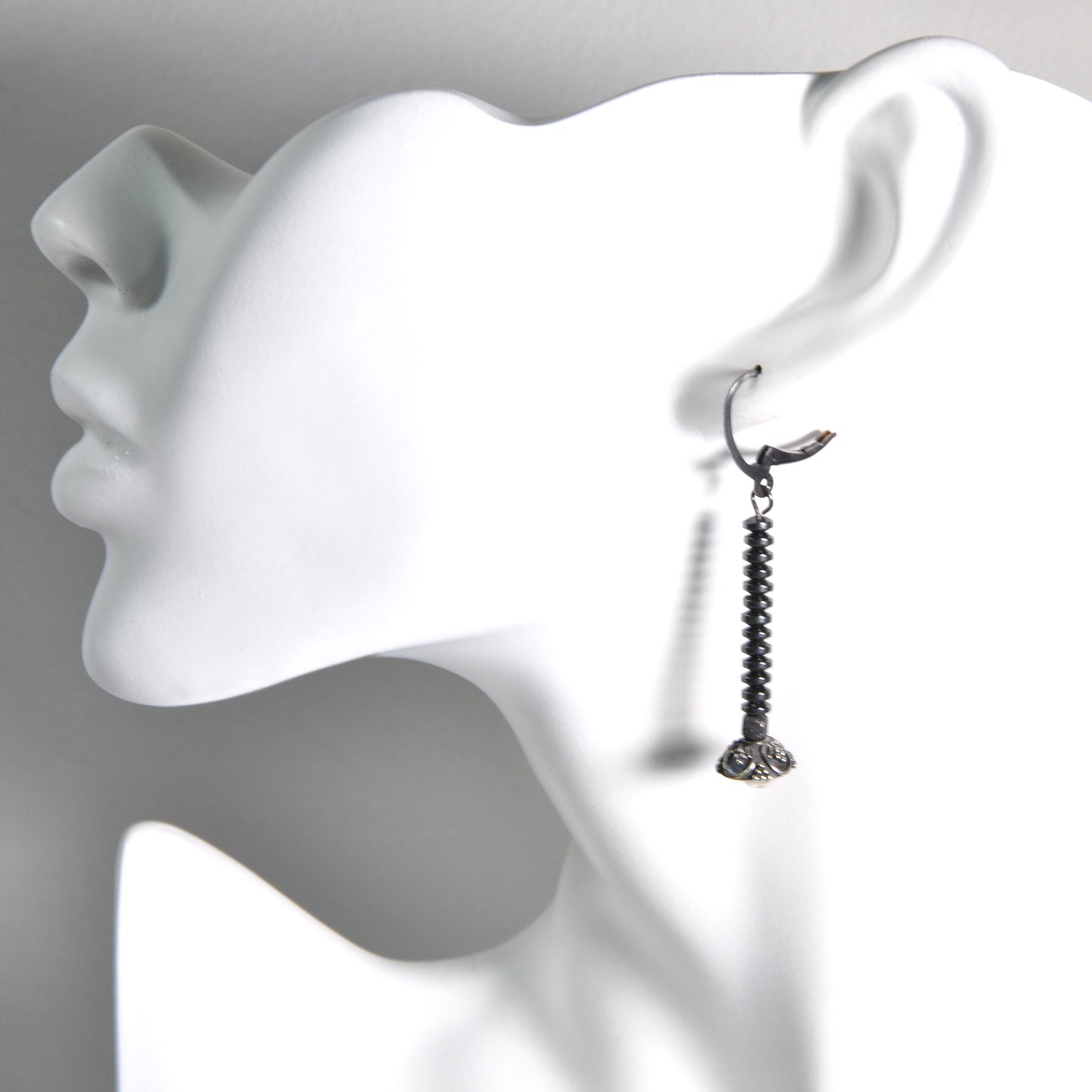Pendientes artesanales de plata con hematites 'Black Silver Flower'