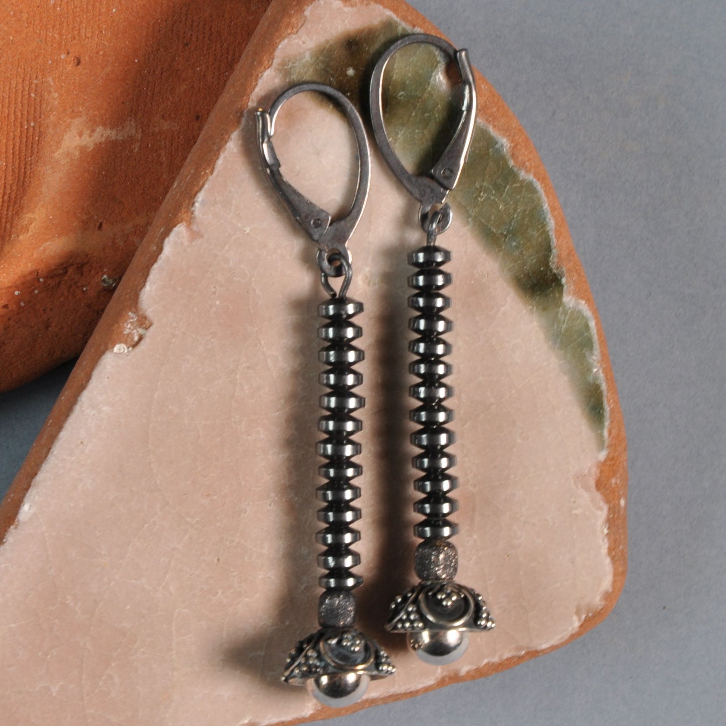 Pendientes artesanales de plata con hematites 'Black Silver Flower'