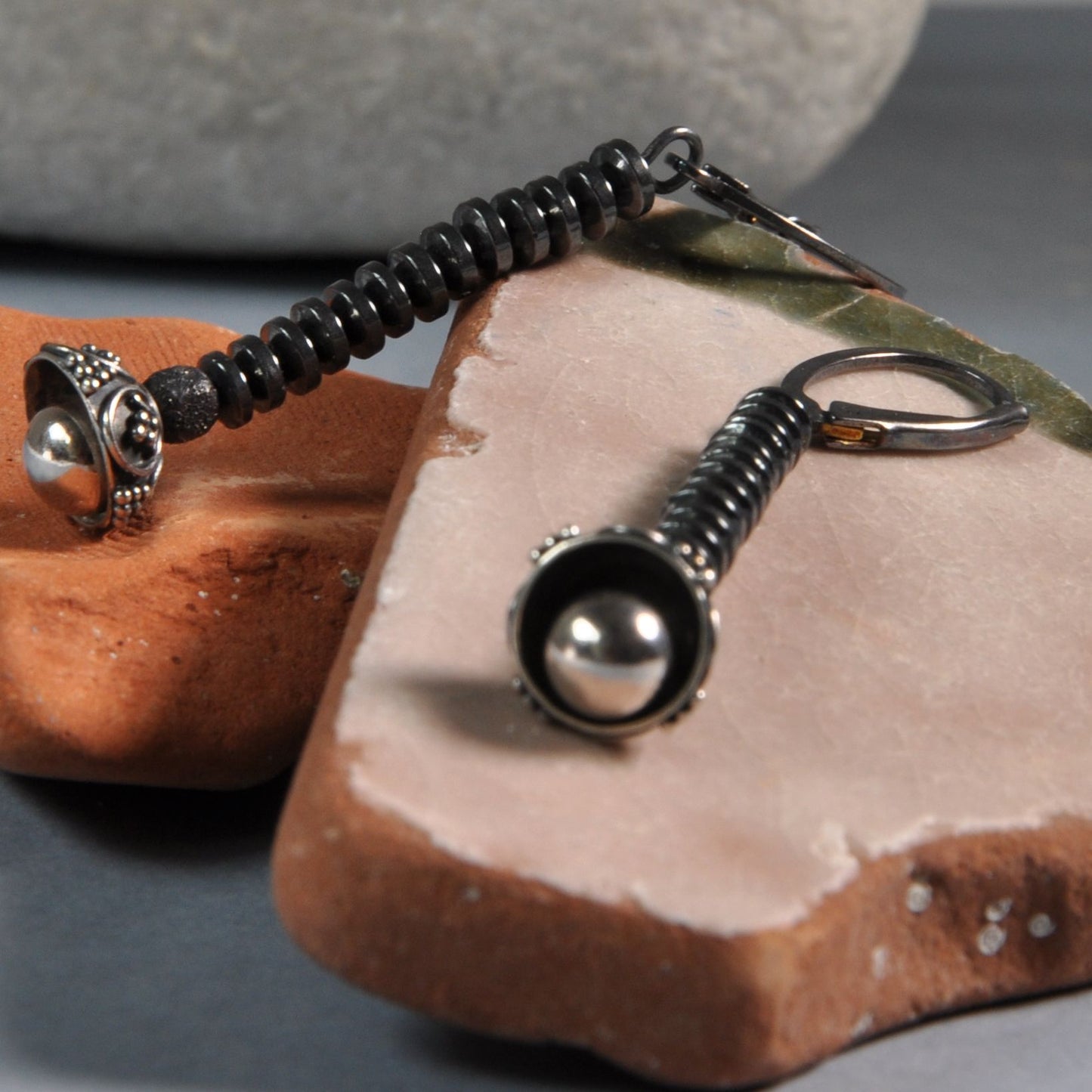 Pendientes artesanales de plata con hematites 'Black Silver Flower'
