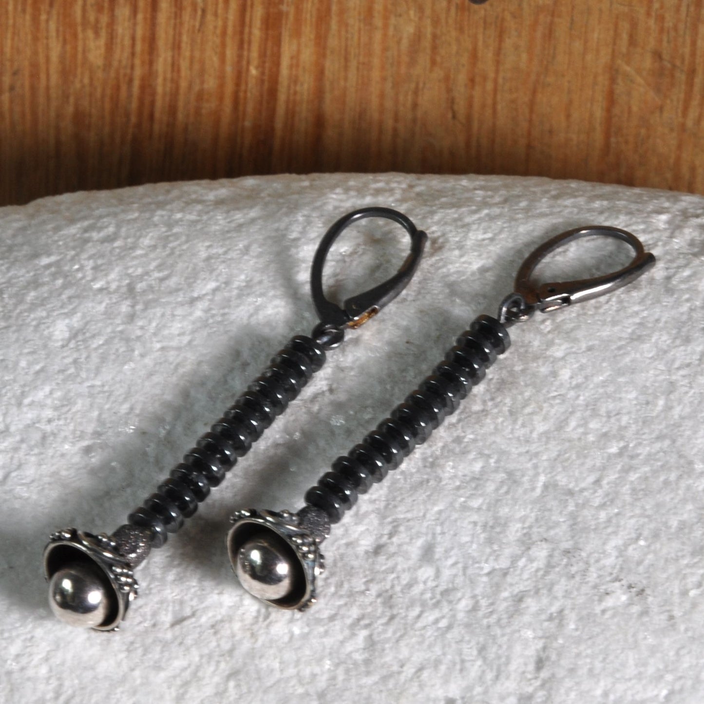 Pendientes artesanales de plata con hematites 'Black Silver Flower'