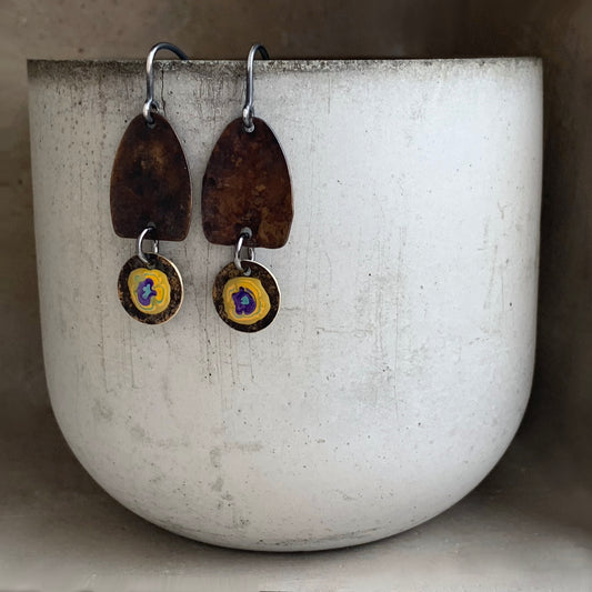 Pendientes de latón y plata de ley esmaltados 'Flores silvestres - marrón rústico y ocre'