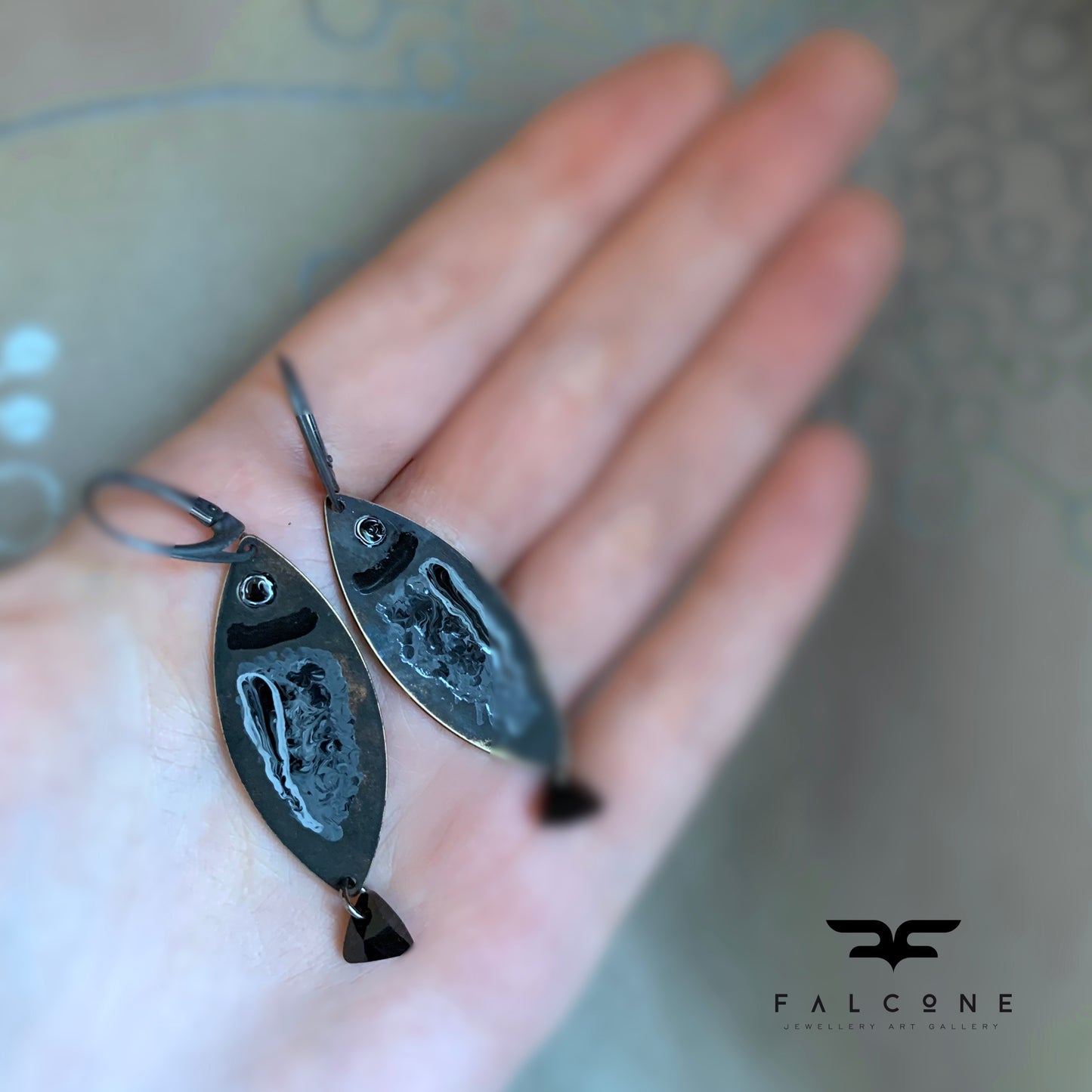 Pendientes de latón, plata y cristales Swarovski 'Blanco y negro – Pez ceniza oscura'