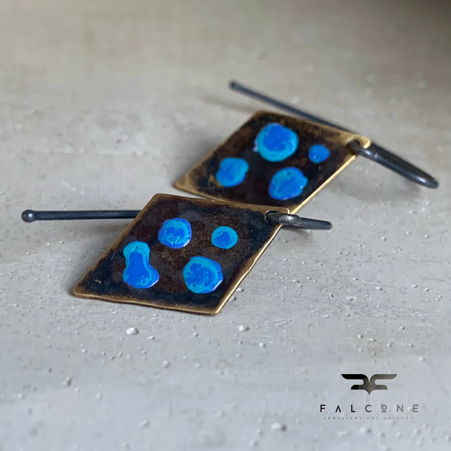 Pendientes geométricos de latón y plata 'Puntos azules'