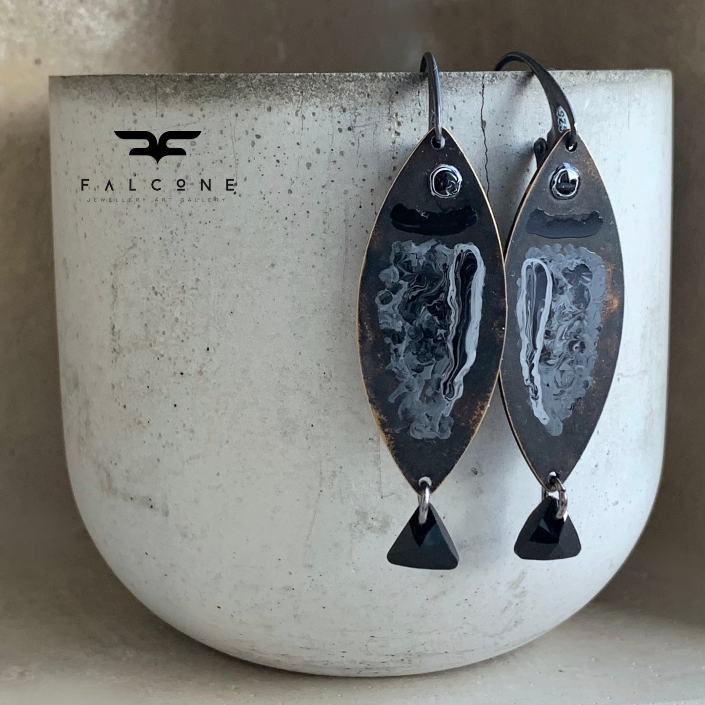 Pendientes de latón, plata y cristales Swarovski 'Blanco y negro – Pez ceniza oscura'