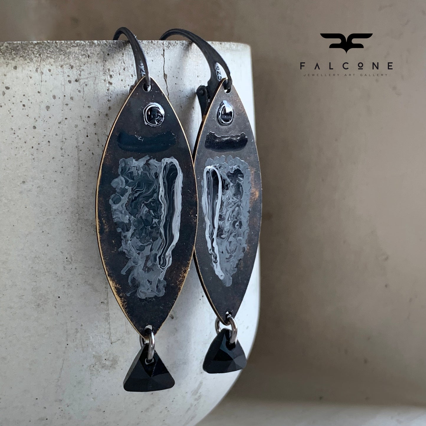 Pendientes de latón, plata y cristales Swarovski 'Blanco y negro – Pez ceniza oscura'