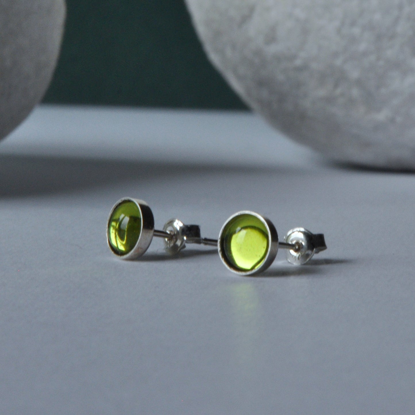 Pendientes de plata con cabujones de cristal brillante 'Green Eyes'