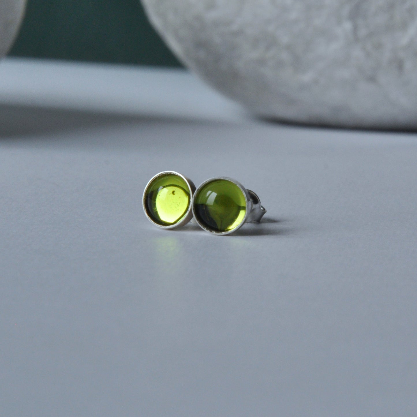 Pendientes de plata con cabujones de cristal brillante 'Green Eyes'