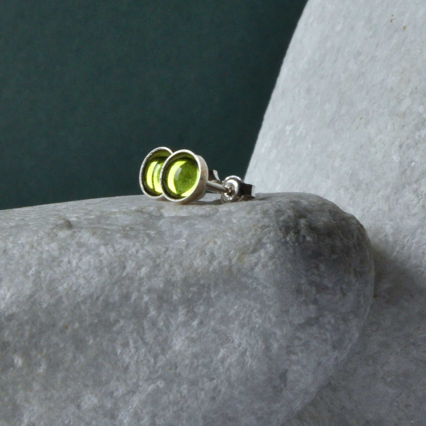 Pendientes de plata con cabujones de cristal brillante 'Green Eyes'