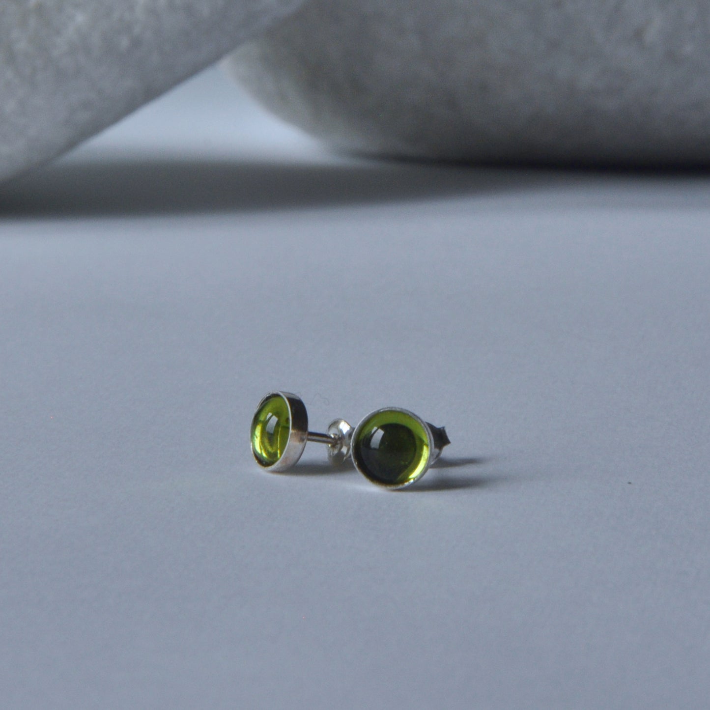 Pendientes de plata con cabujones de cristal brillante 'Green Eyes'