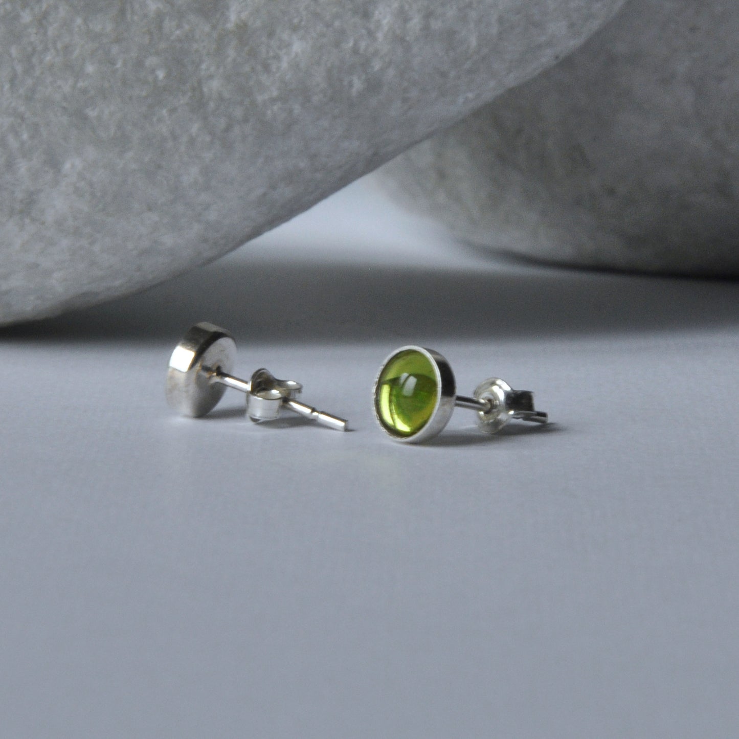 Pendientes de plata con cabujones de cristal brillante 'Green Eyes'