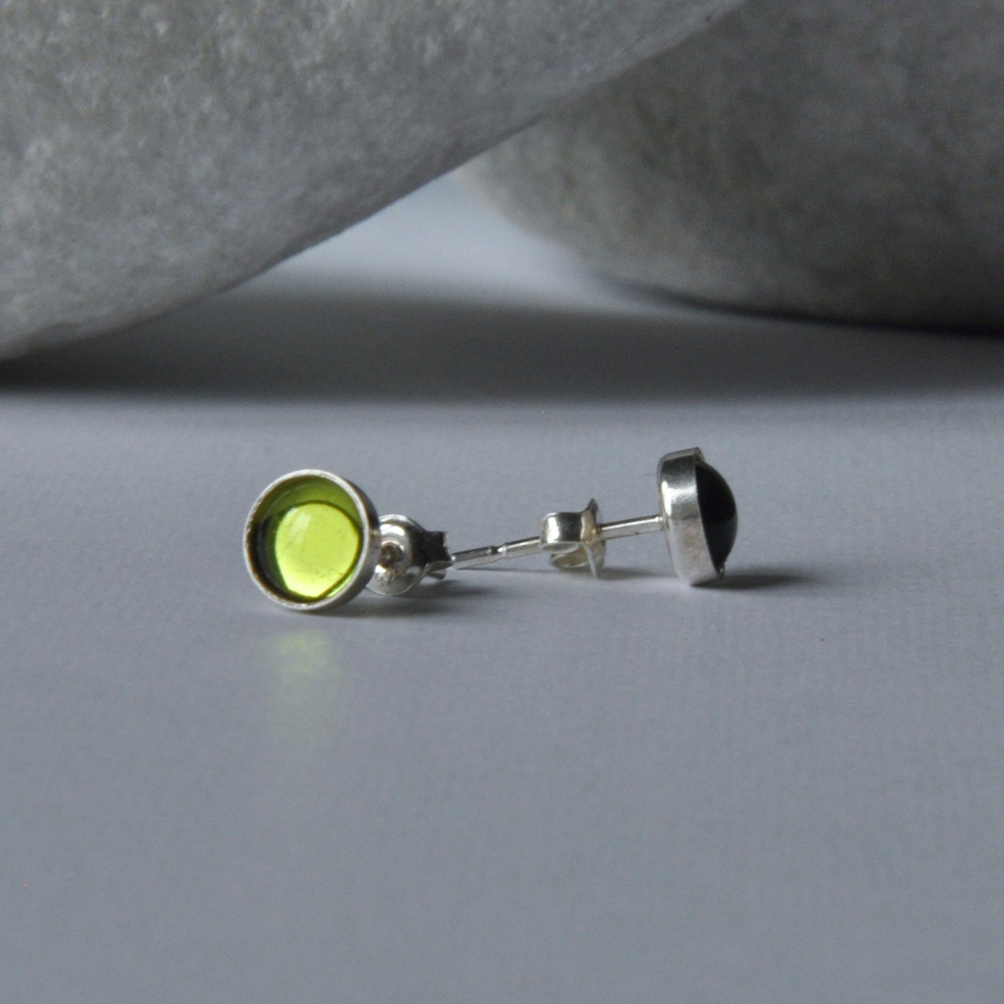 Pendientes de plata con cabujones de cristal brillante 'Green Eyes'
