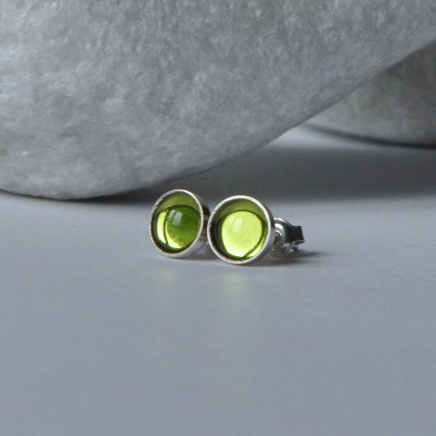 Pendientes de plata con cabujones de cristal brillante 'Green Eyes'