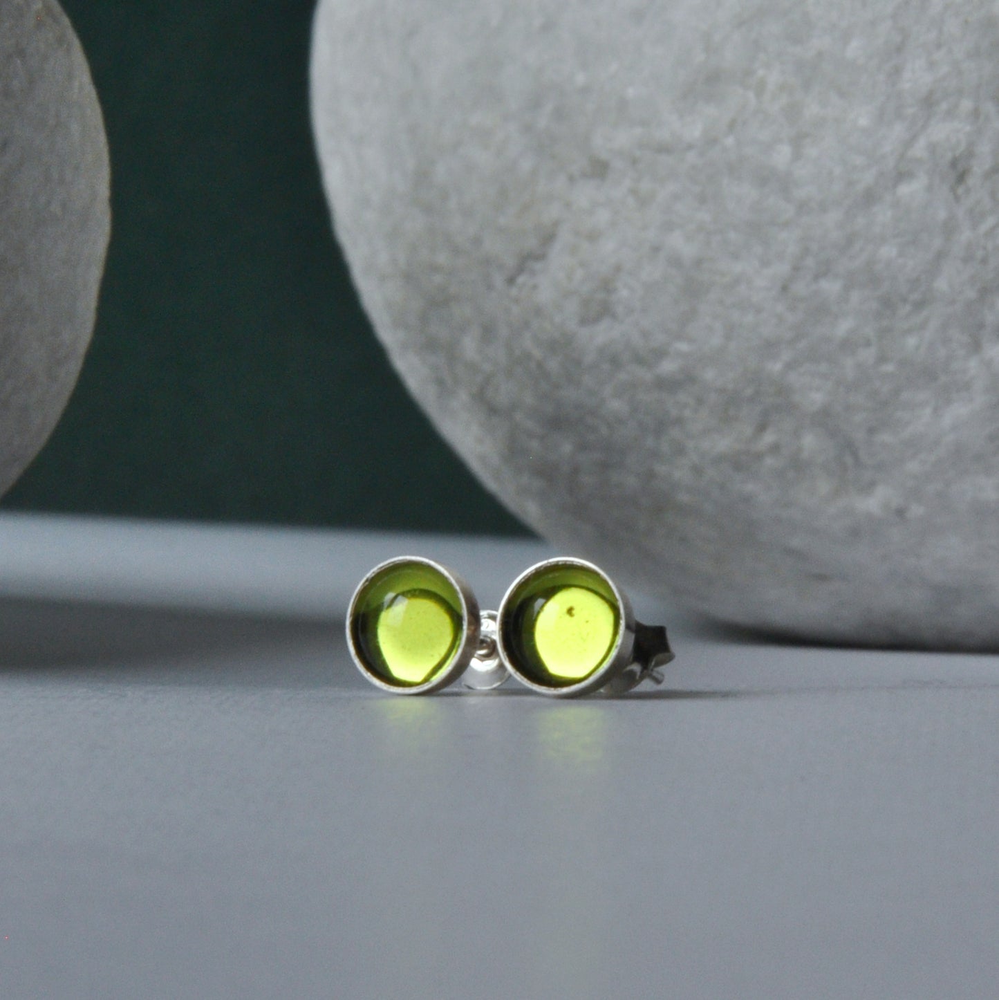 Pendientes de plata con cabujones de cristal brillante 'Green Eyes'