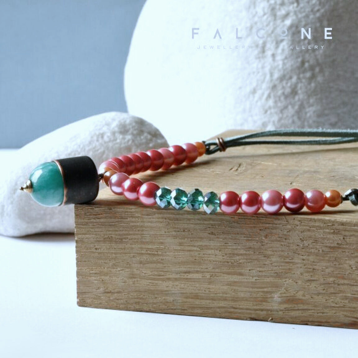 Collar con perlas y cristales y colgante hecho a mano de cobre patinado con bola de jade 'Turquesa y rosa'