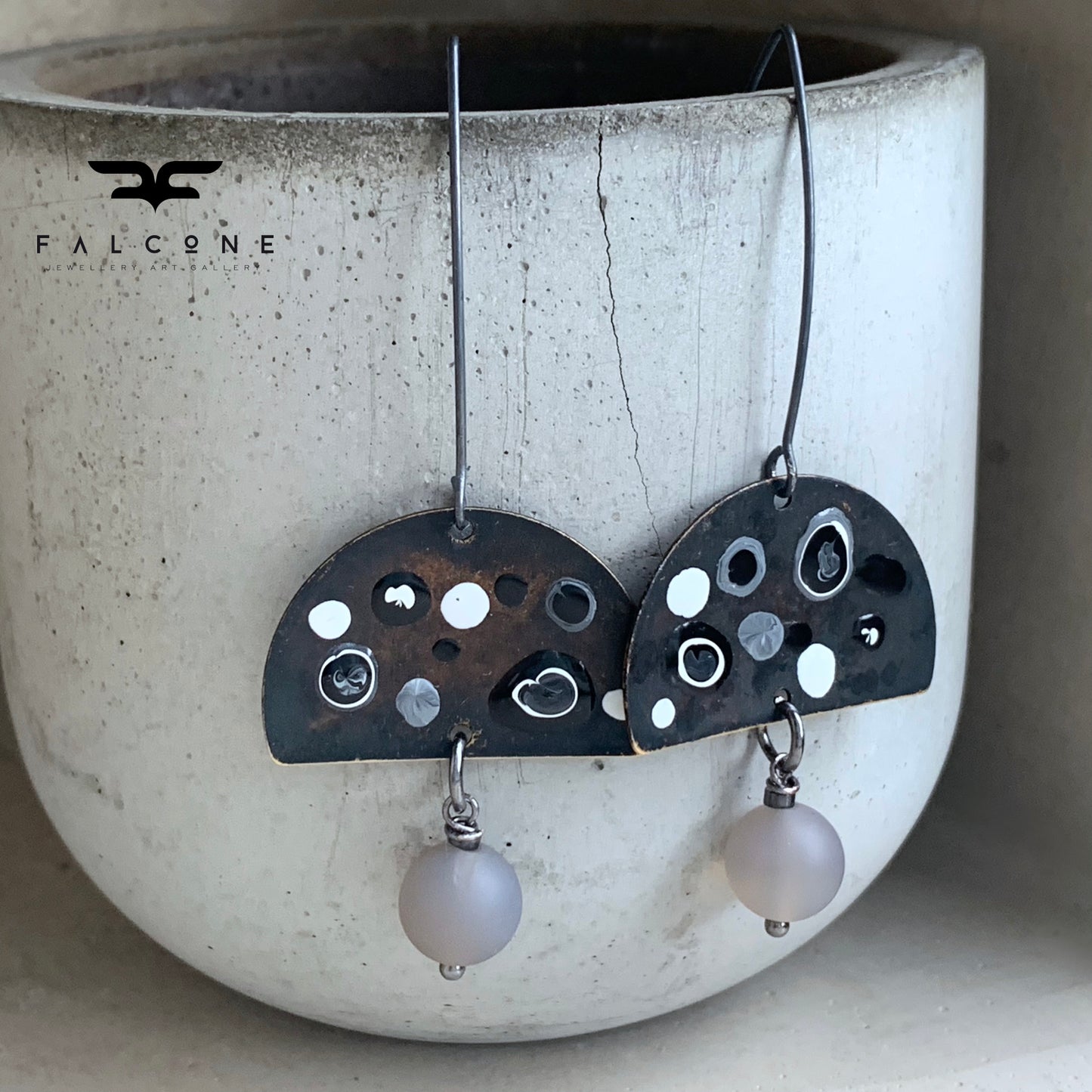 Pendientes de latón, minerales y plata 'Blanco y Negro – Puntos con Ágata Ahumada'