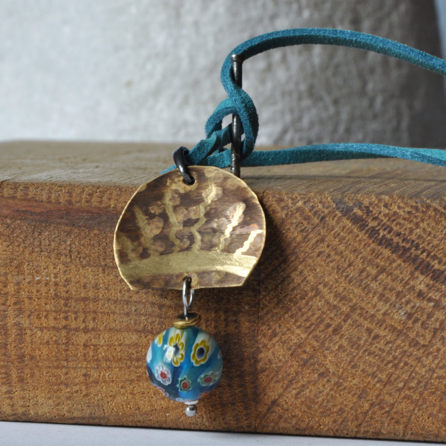 Collar colorido con colgante de latón grabado y bola Millefiori 'Sol de Toscana'
