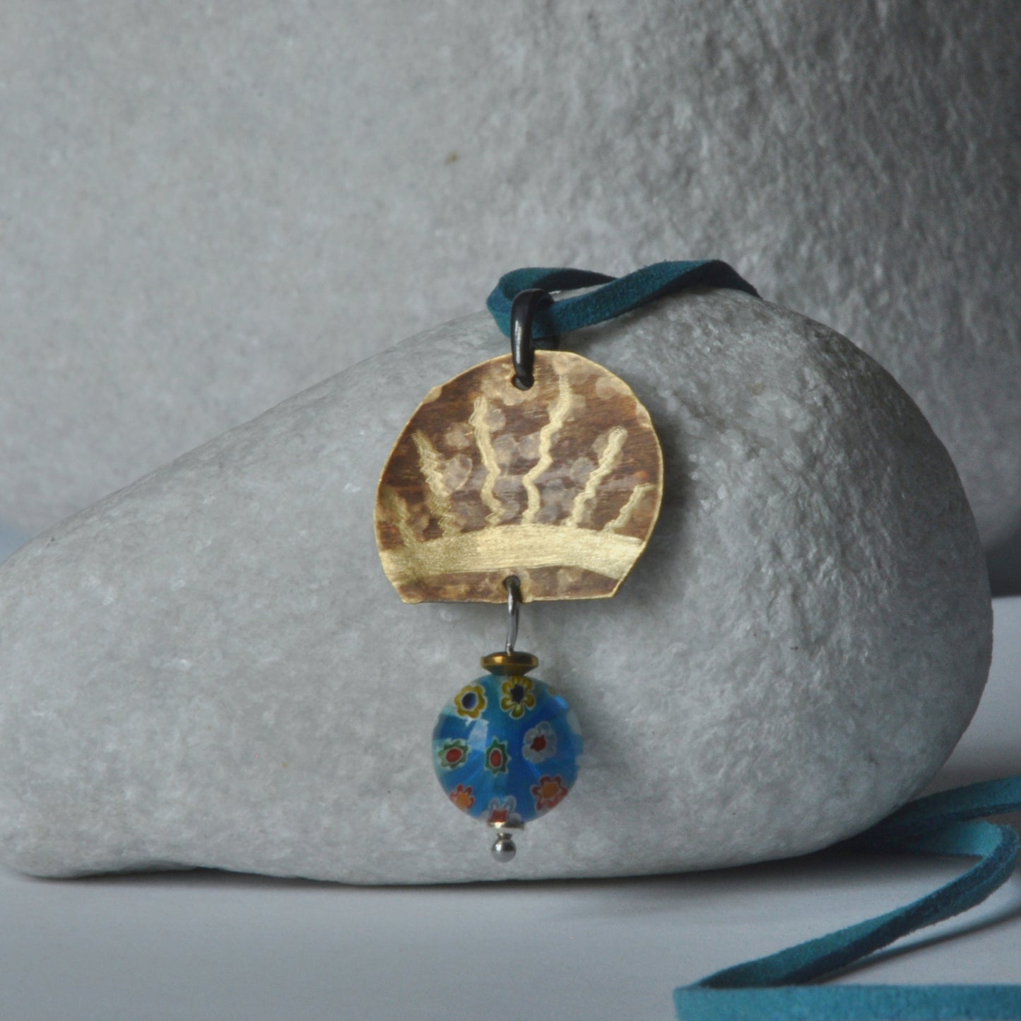 Collar colorido con colgante de latón grabado y bola Millefiori 'Sol de Toscana'
