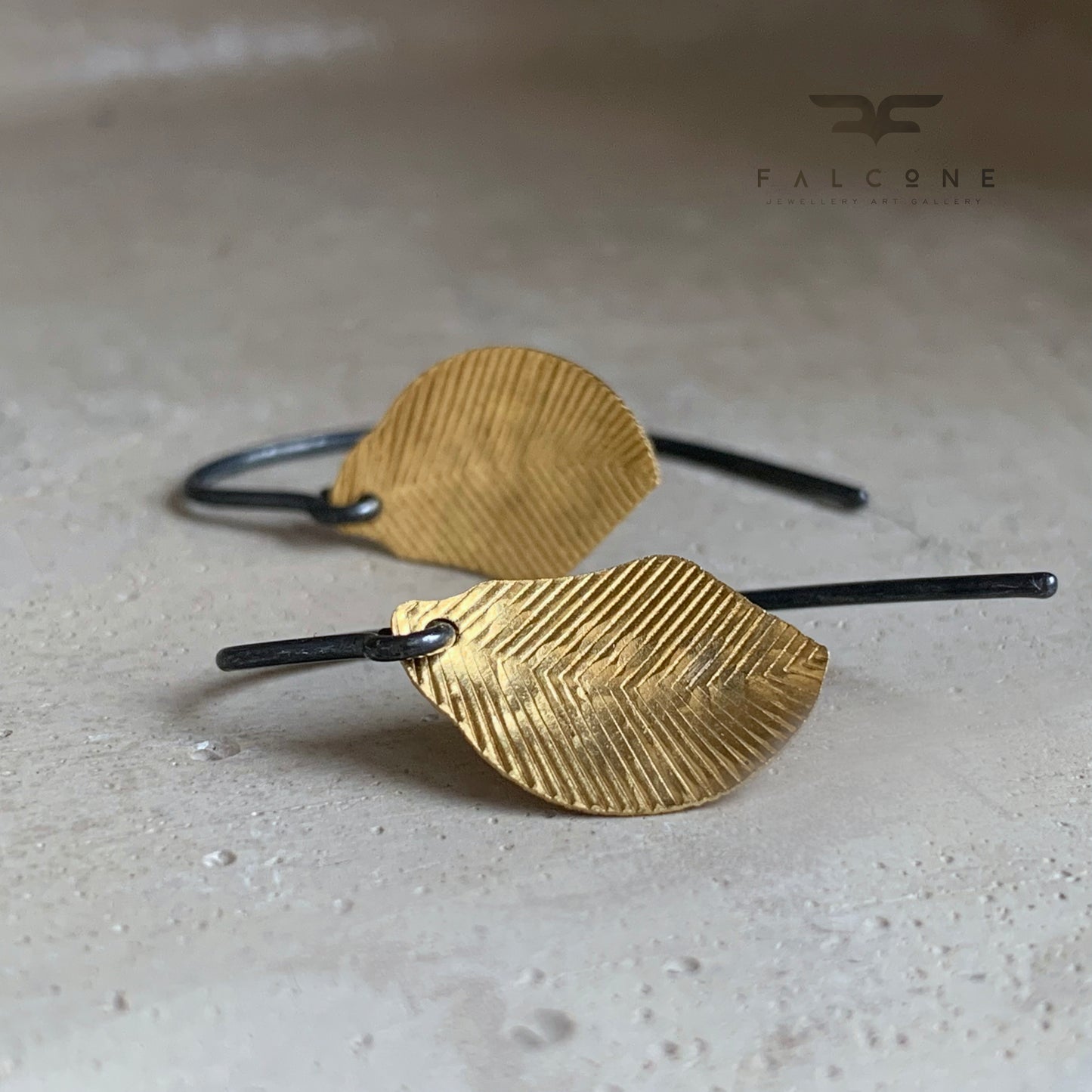 Pendientes de latón y plata de ley 'Plumas Doradas'