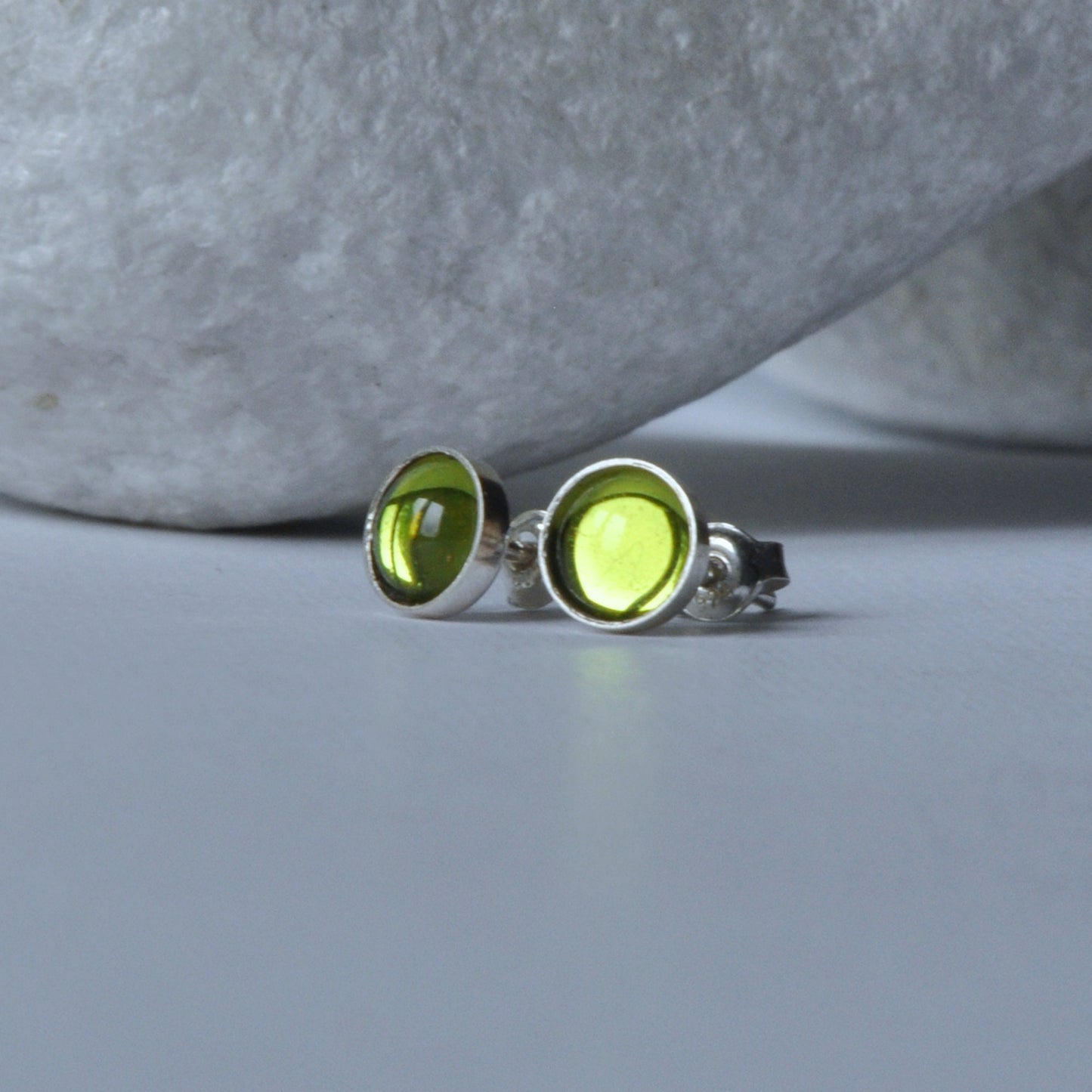 Pendientes de plata con cabujones de cristal brillante 'Green Eyes'