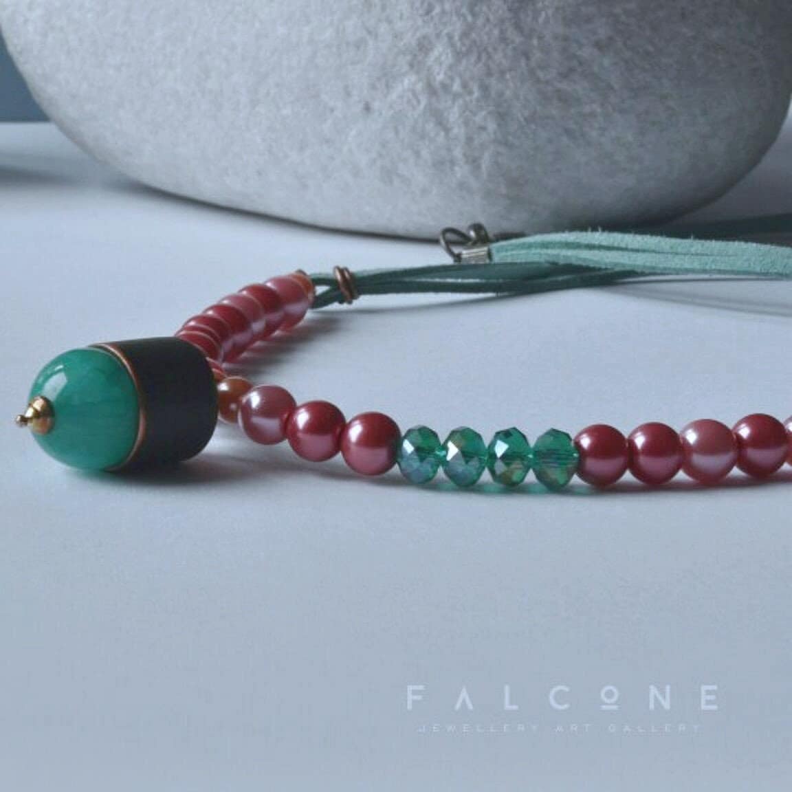Collar con perlas y cristales y colgante hecho a mano de cobre patinado con bola de jade 'Turquesa y rosa'