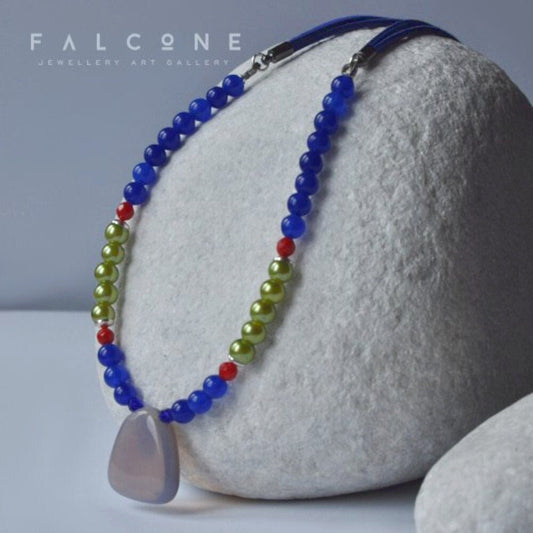 Long necklace of smooth agate beads, decorated with glass bead 'Sapphire with Pistachio'