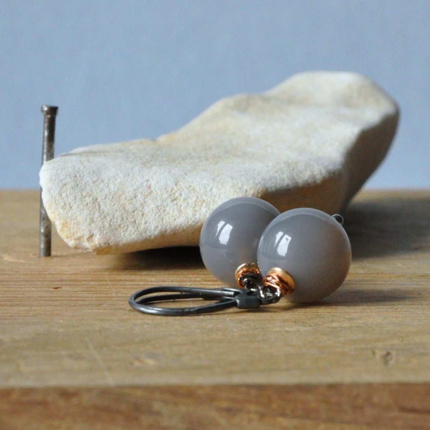 Earrings of agate balls and silver 'Agate Gray'