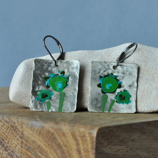 Pendientes esmaltados de latón blanco - joyería única hecha a mano 'Flores en verde esmeralda'