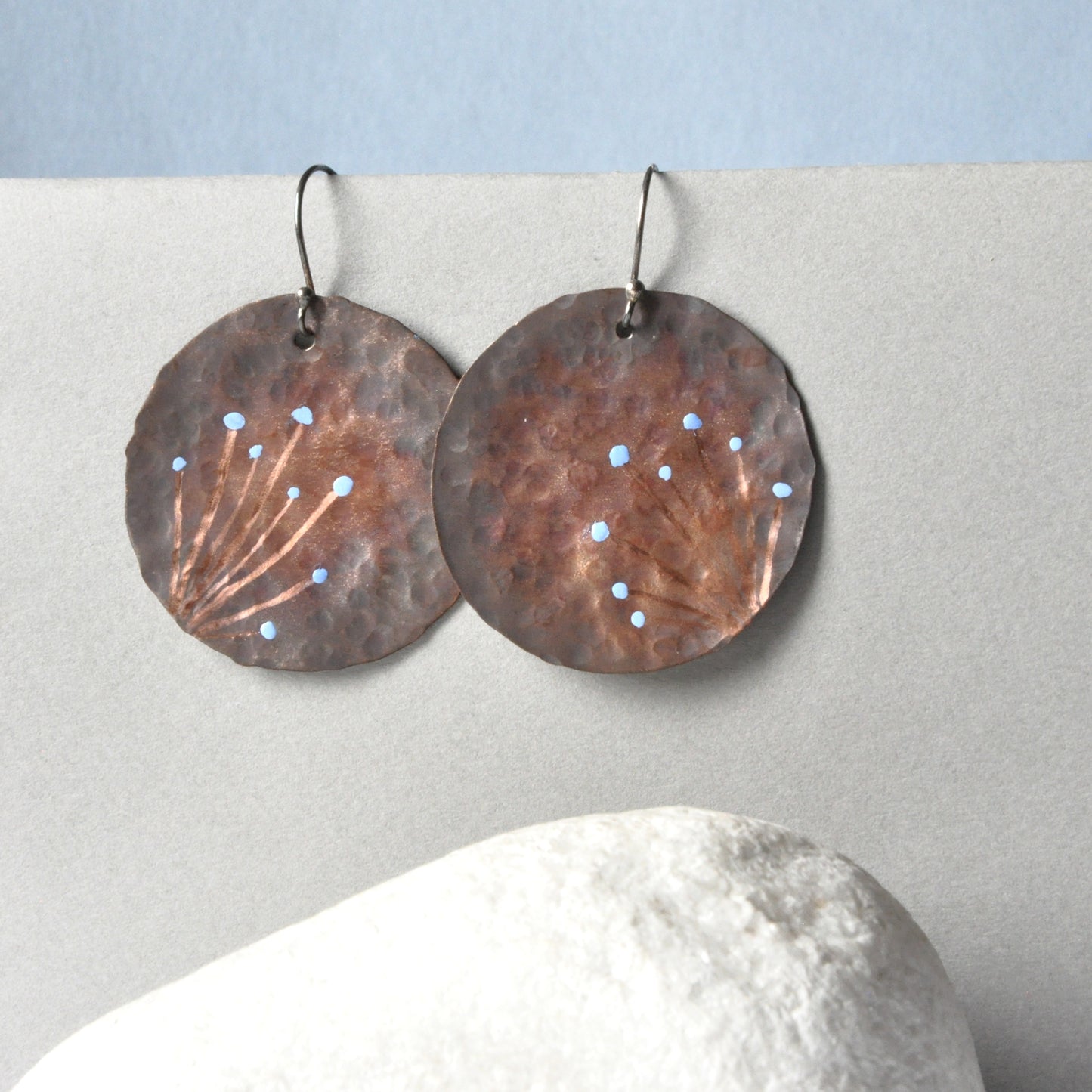 Pendientes grandes de cobre con motivo floral grabado y esmaltado 'Floral Impressions'