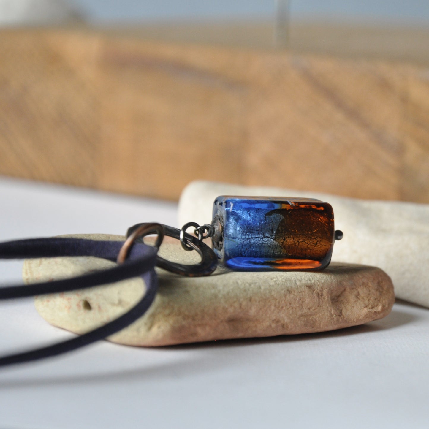 Collar de cobre forjado a mano con colgante de cristal veneciano 'Old Lighthouse Keeper'