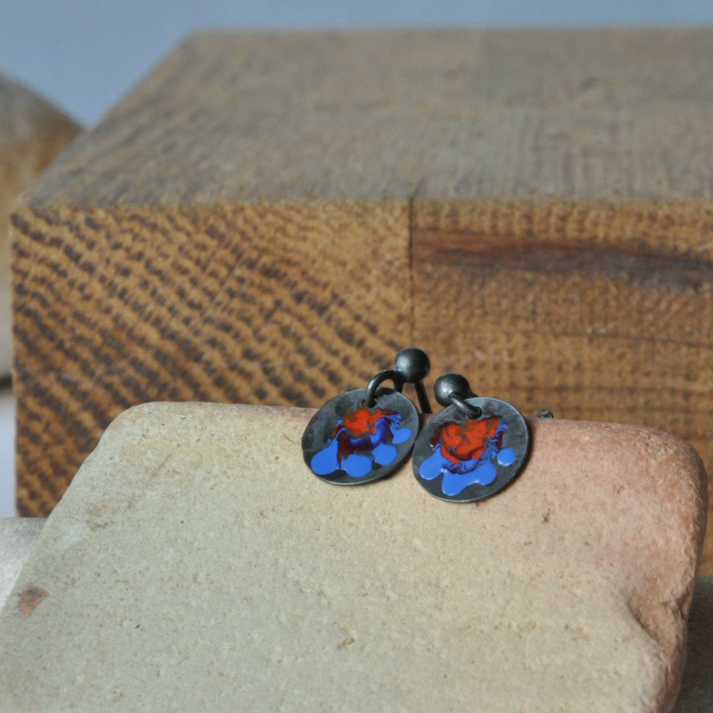 Pendientes de plata y esmalte 'Folk Flower Mini - Blue &amp; Red'