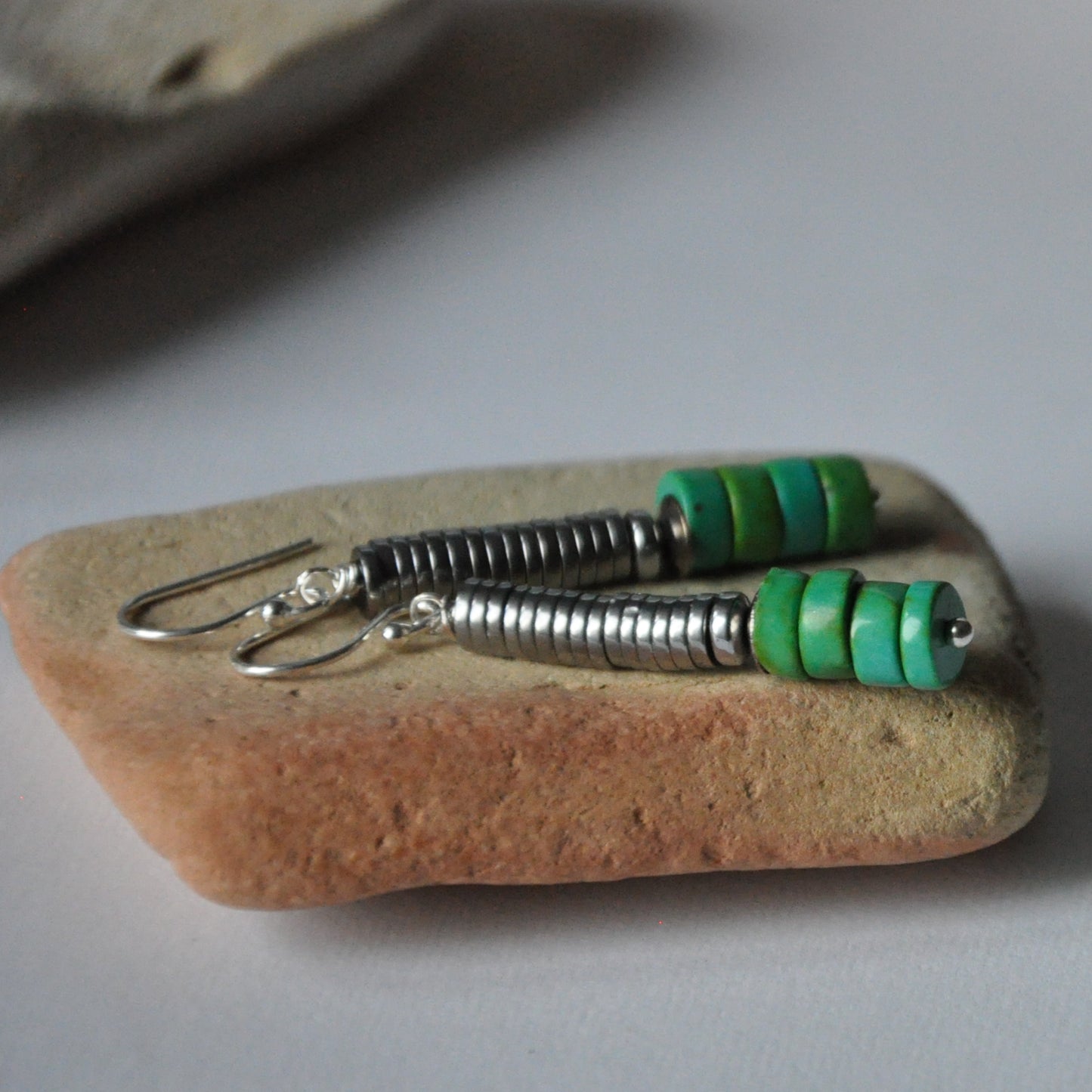 Pendientes modernos de plata con rondelles de turquesa 'Long with Turquoise'