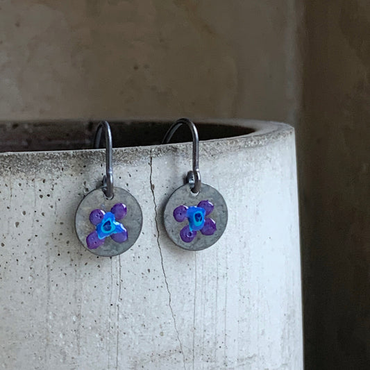 Pendientes de plata esmaltada 'Flores de campo - púrpura oscuro y azul'