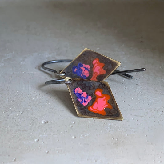 Pendientes geométricos de latón y plata 'Pequeñas Flores - Violeta y Naranja con Rosa'