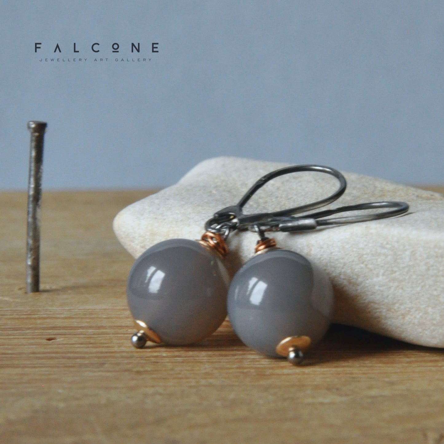 Earrings of agate balls and silver 'Agate Gray'