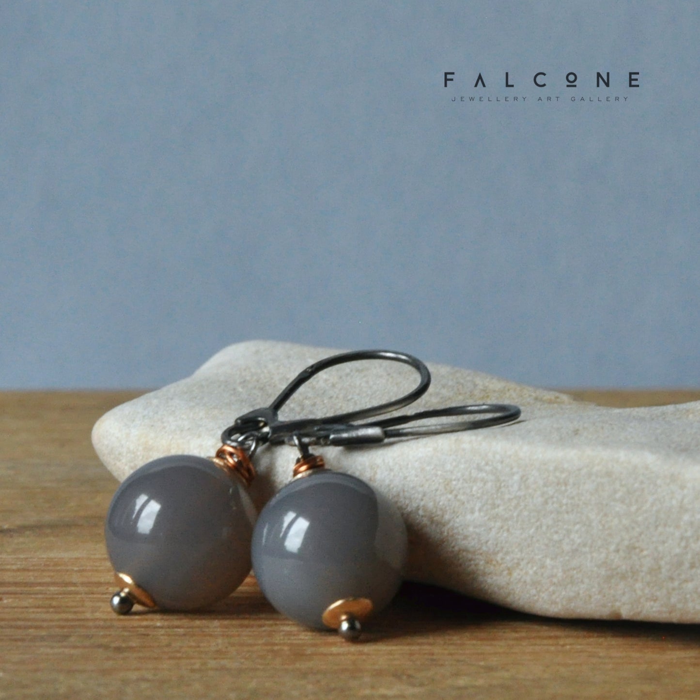 Earrings of agate balls and silver 'Agate Gray'