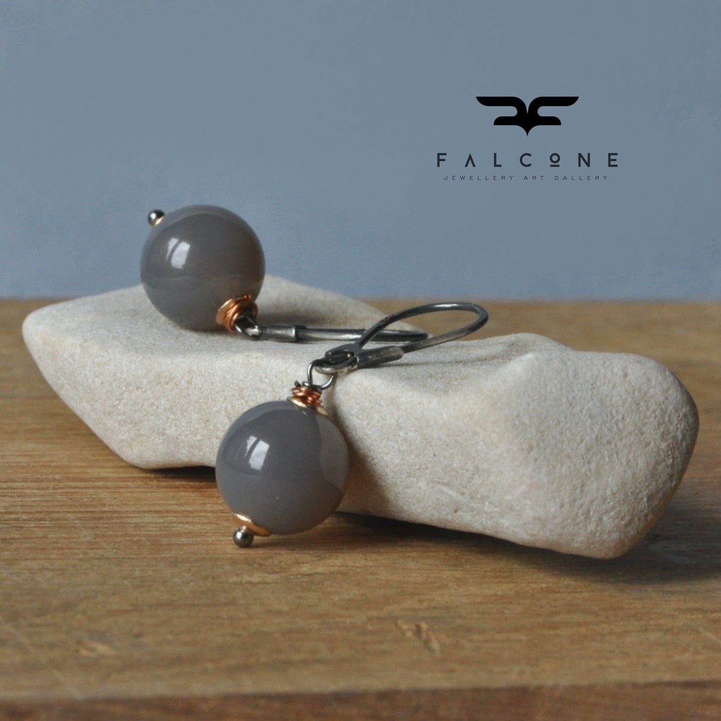 Earrings of agate balls and silver 'Agate Gray'