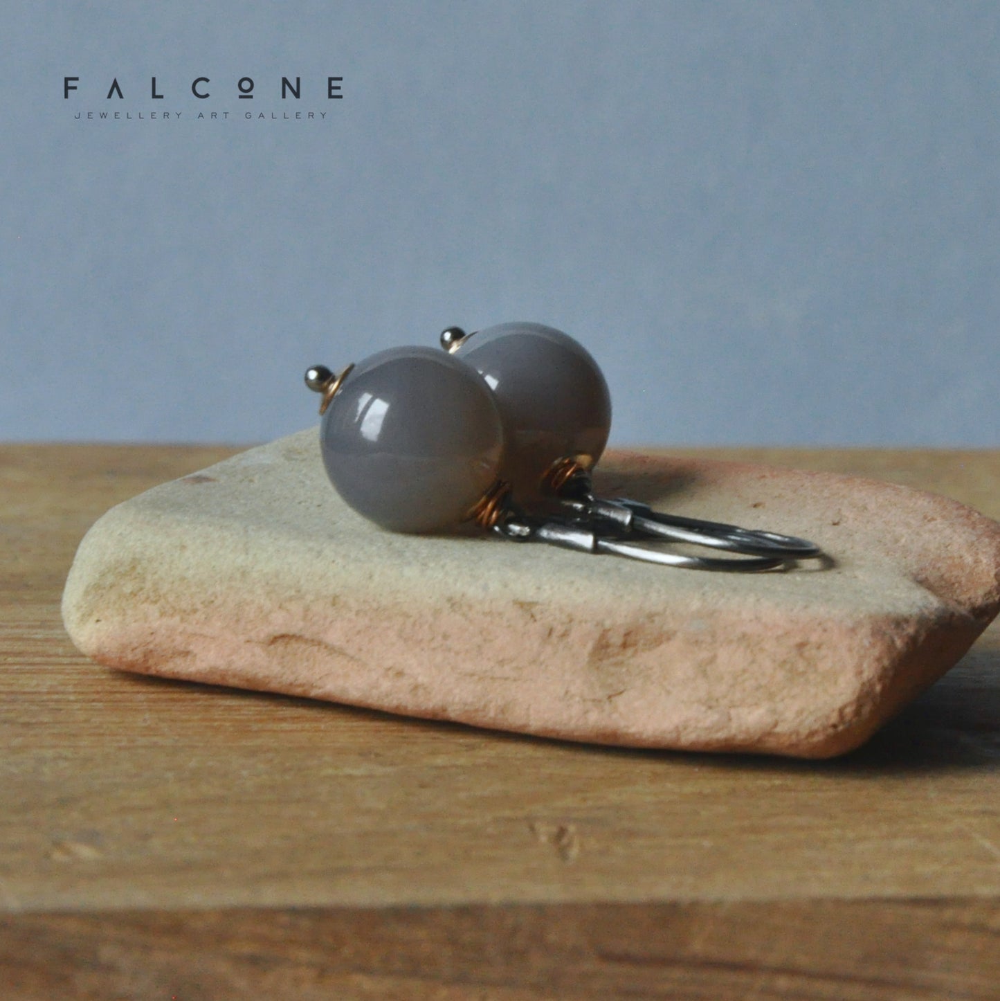 Earrings of agate balls and silver 'Agate Gray'