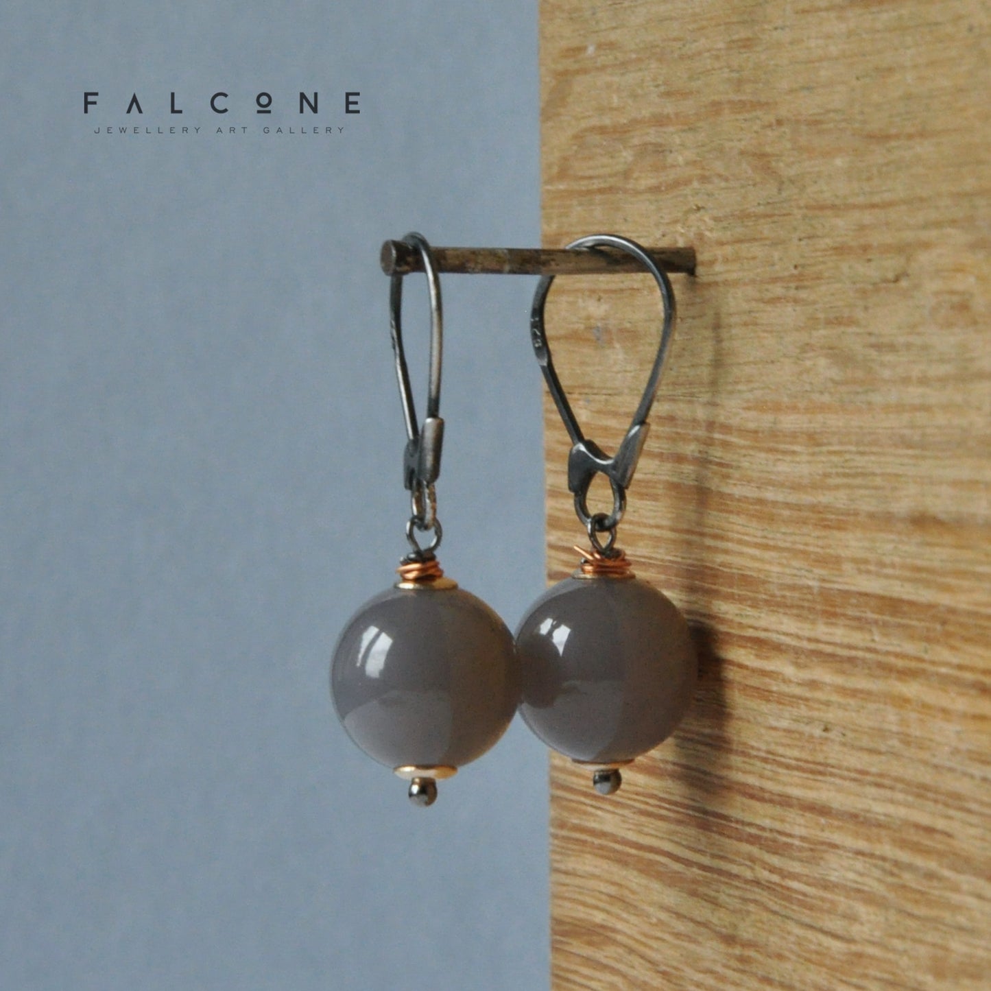 Earrings of agate balls and silver 'Agate Gray'