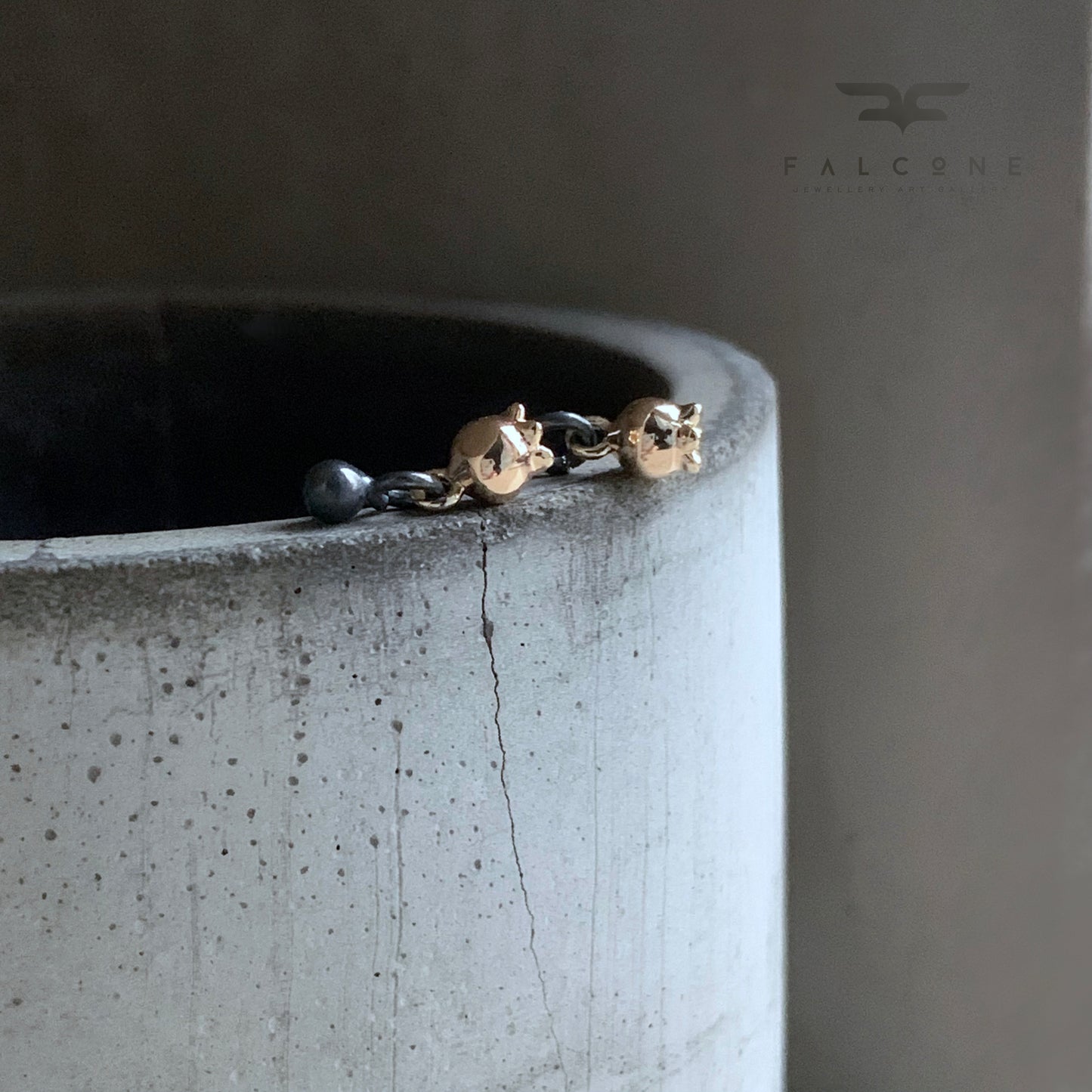 Pendientes pequeños de latón bañado en oro y plata de ley ‘Bayas Doradas’